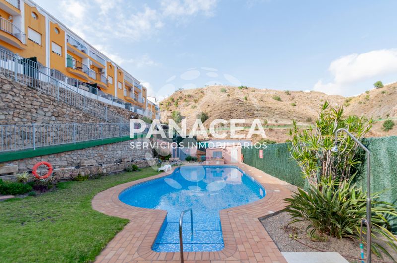 Foto 4f3d583a-fb64-40ad-bf48-aae02253d184. Casa adossada amb aparcament piscina a Albuñol