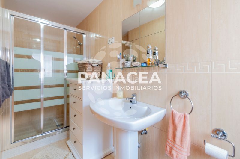 Foto b5f7f10a-70b6-439e-9bee-453e9ebc7083. Casa adossada amb aparcament piscina a Albuñol