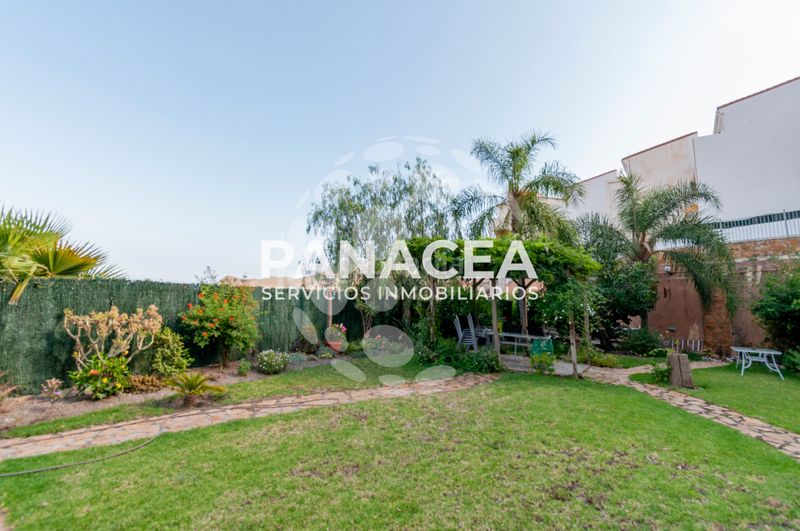 Foto e0d4f3d1-904e-4f63-9c19-eaea93092bda. Casa adossada amb aparcament piscina a Albuñol