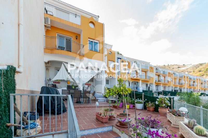 Foto e64f9f8d-ab26-4803-b0bd-79e0288cef76. Casa adossada amb aparcament piscina a Albuñol