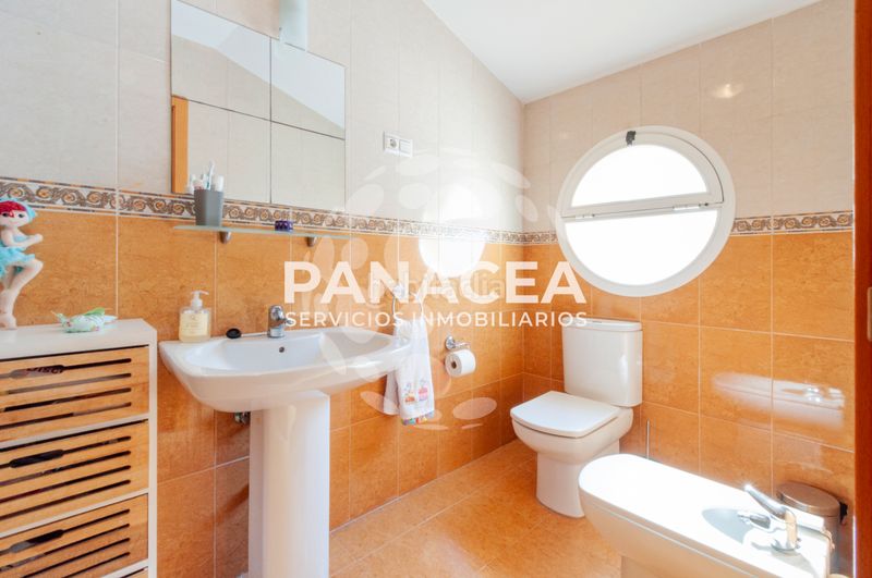 Foto f825e4a5-d866-4515-a731-087ac36b183c. Casa adossada amb aparcament piscina a Albuñol