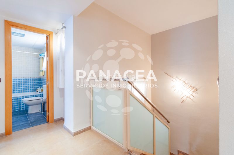 Foto 0eb31e3f-c462-4743-9bc0-6bc45f557e1b. Casa aparellada amb aparcament a Viator