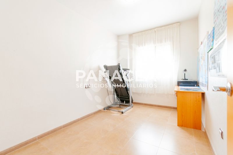 Foto 87fb2c3d-ba7b-4668-9363-934007885b2e. Casa aparellada amb aparcament a Viator