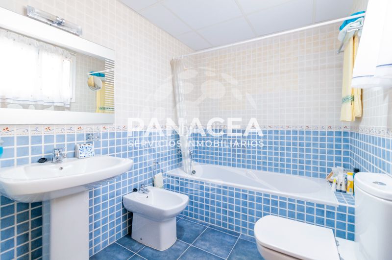 Foto e821595d-77d2-47d0-90f6-82d3a6794974. Casa aparellada amb aparcament a Viator