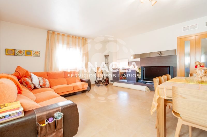 Foto f67a572d-ddaf-414e-9e26-32ad63b92bb8. Casa aparellada amb aparcament a Viator