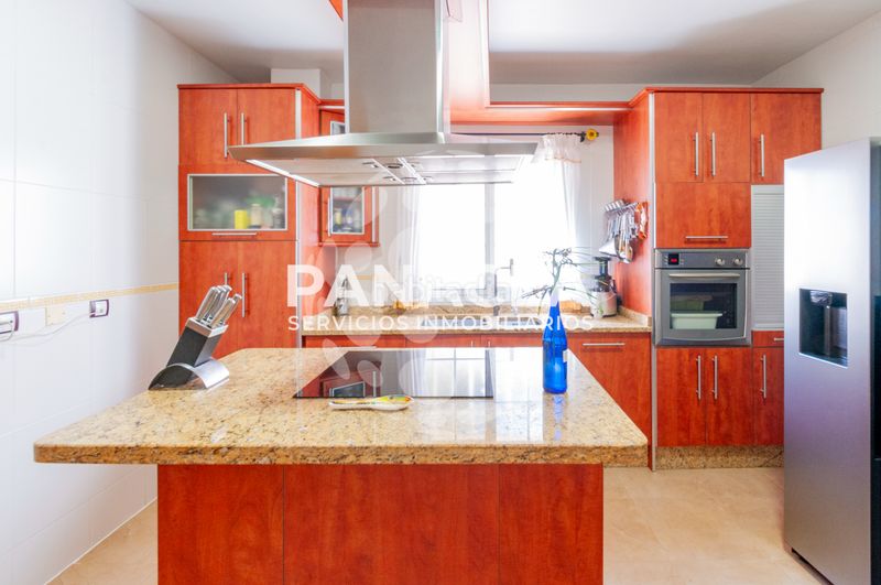 Foto f931a038-b4ed-40c0-8454-46331a7b0ac3. Casa aparellada amb aparcament a Viator