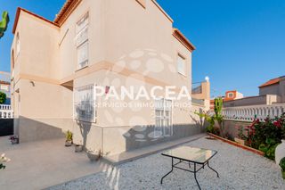 Doppelhaus in Roquetas pueblo. Chalet pareado en venta en roquetas pueblo