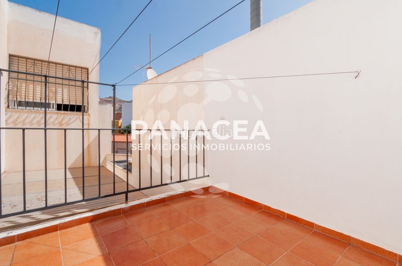 Foto a76bc1df-aa13-4d1b-be06-769c66e862e2. Casa aparellada amb aparcament a La Gangosa Vícar