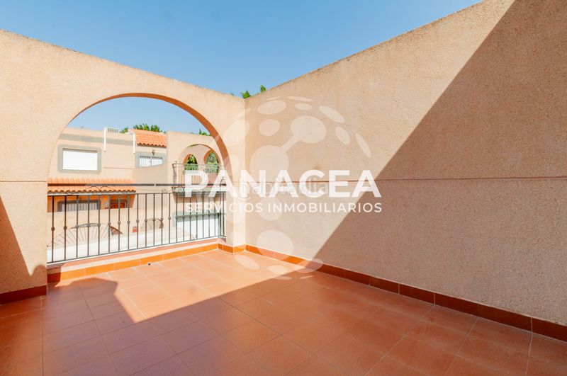 Foto ab20692d-2043-4d60-8432-2c71ed65a4c4. Casa aparellada amb aparcament a La Gangosa Vícar