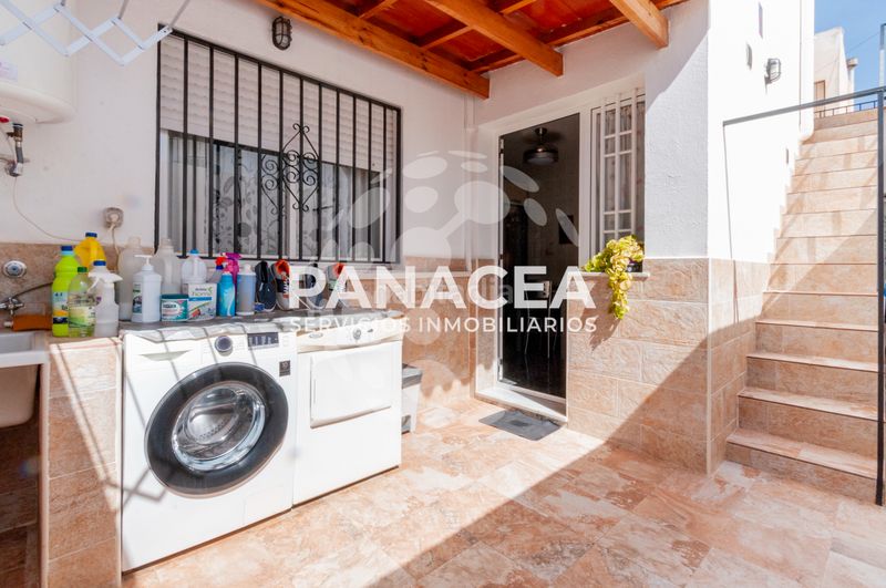 Foto abfe8599-2991-4ff8-87e6-21713fad66f3. Casa aparellada amb aparcament a La Gangosa Vícar