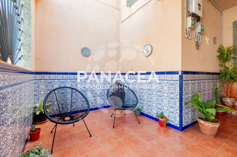 Foto d350778e-0183-4fde-a9d9-726d5bf9baaa. Casa aparellada amb aparcament a La Gangosa Vícar
