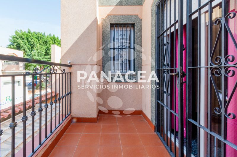 Foto eb575e50-a2dc-4180-9ab8-351acdb8a07a. Casa aparellada amb aparcament a La Gangosa Vícar