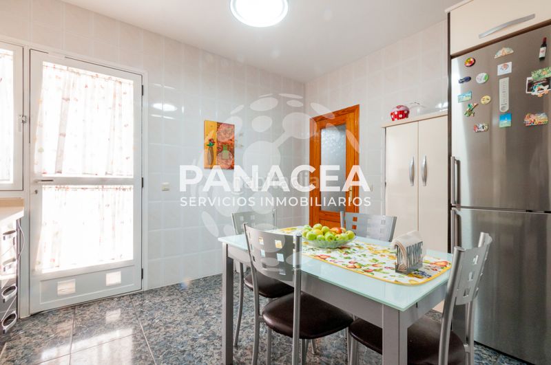 Foto fc9ef487-3e2c-4e33-bcaa-a7d679745f37. Casa aparellada amb aparcament a La Gangosa Vícar