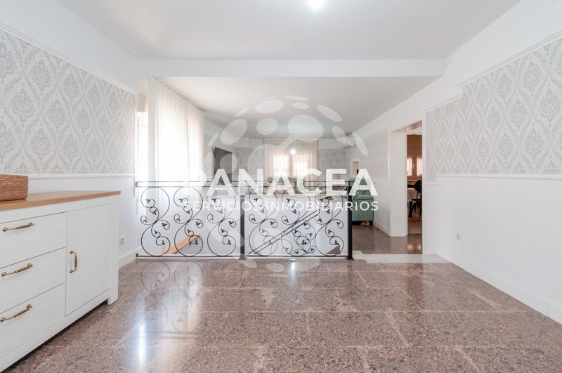 Foto 1e19b393-c4d9-42e4-a6d5-d69ddd6c43ed. Casa aparellada amb aparcament a La Gangosa Vícar
