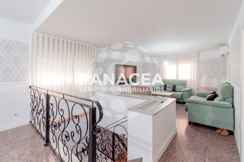 Foto 556ec4f8-e519-40c5-95a6-23ae727a3e55. Casa aparellada amb aparcament a La Gangosa Vícar