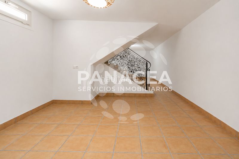 Foto c50c7151-3b9a-4000-ba91-dd74c9ac34f7. Casa aparellada amb aparcament a La Gangosa Vícar