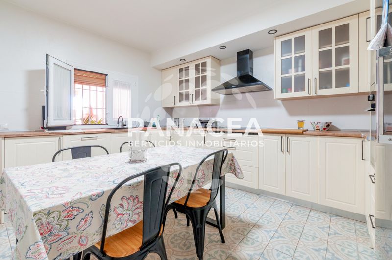 Foto deef1390-26c0-43cd-80f9-34ff1d2b2325. Casa aparellada amb aparcament a La Gangosa Vícar