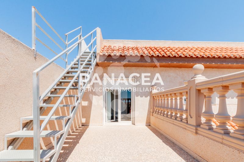 Foto f2807daf-693b-47da-928f-50d65e56397d. Casa aparellada amb aparcament a La Gangosa Vícar