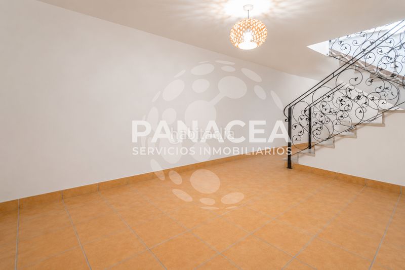 Foto f2fafec1-67d2-4da5-8956-68b9da0ebafc. Casa aparellada amb aparcament a La Gangosa Vícar