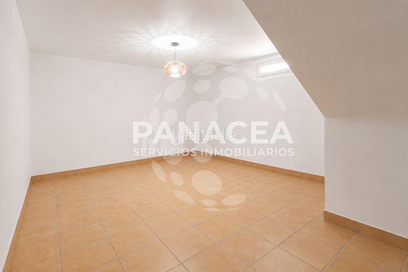 Foto fc5d85ea-8d3e-46df-b15e-ec3cdd8e914b. Casa aparellada amb aparcament a La Gangosa Vícar