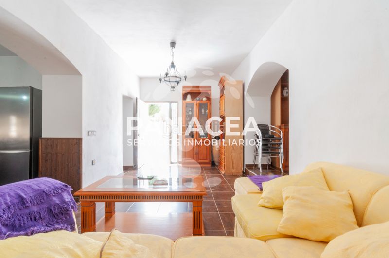 Foto 0f78fa8a-2bc1-49b4-b882-bd68683f3a80. Casa amb aparcament a Almegíjar