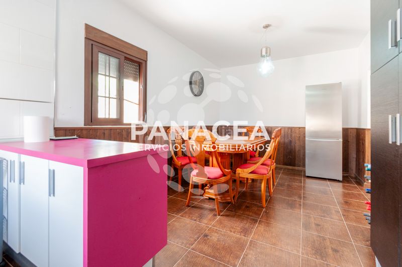 Foto 63707bd6-8bab-4262-9049-688b830bfee2. Casa amb aparcament a Almegíjar
