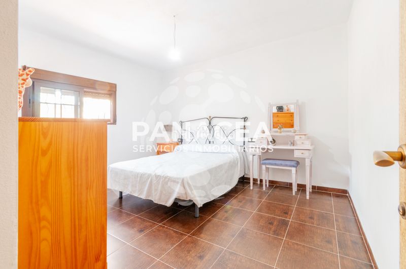 Foto d14daf6e-0137-4f7d-b109-7c6602888cd6. Casa amb aparcament a Almegíjar