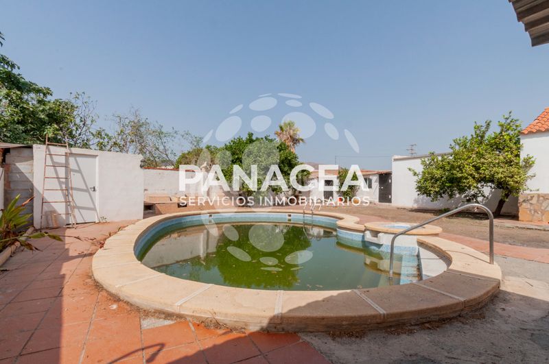 Foto 521ecd27-f1a4-437b-98f8-81cbf21ce331. Xalet amb aparcament piscina a Pechina