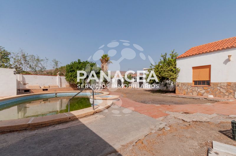 Foto 7ad7705e-cfbd-41f0-b2f8-504a46e714e1. Xalet amb aparcament piscina a Pechina