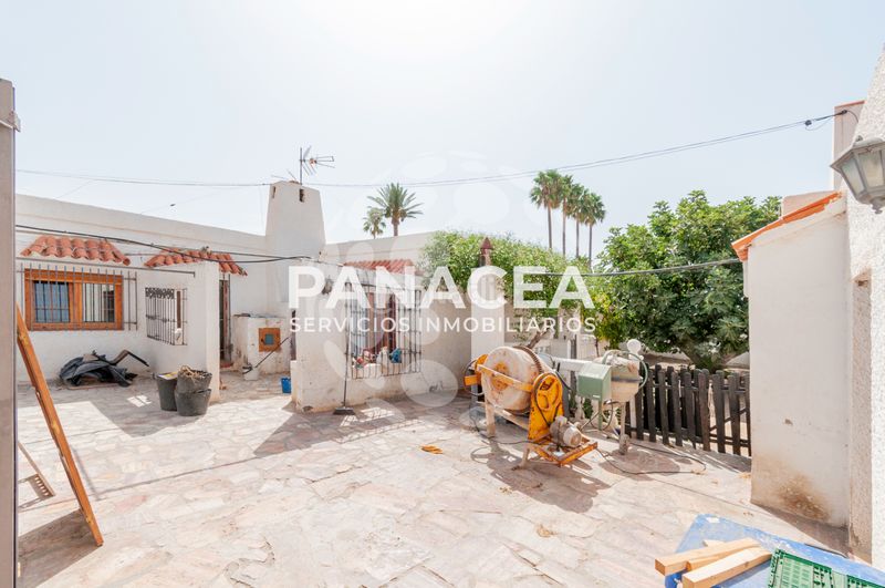 Foto f79ba9b9-22e8-4319-b9a3-a81fc45cac00. Xalet amb aparcament piscina a Pechina