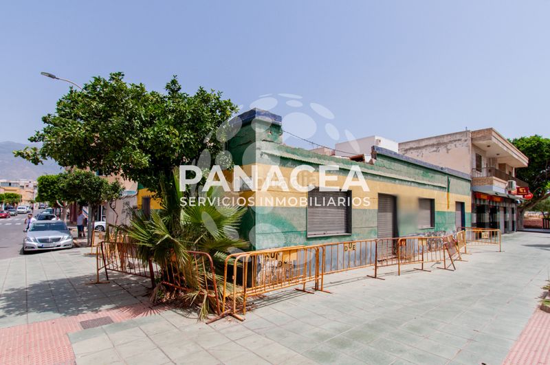 Foto d16f3662-c114-487a-bd0d-d29e448ddb23. Casa adossada a Santa María del Águila Ejido (El)