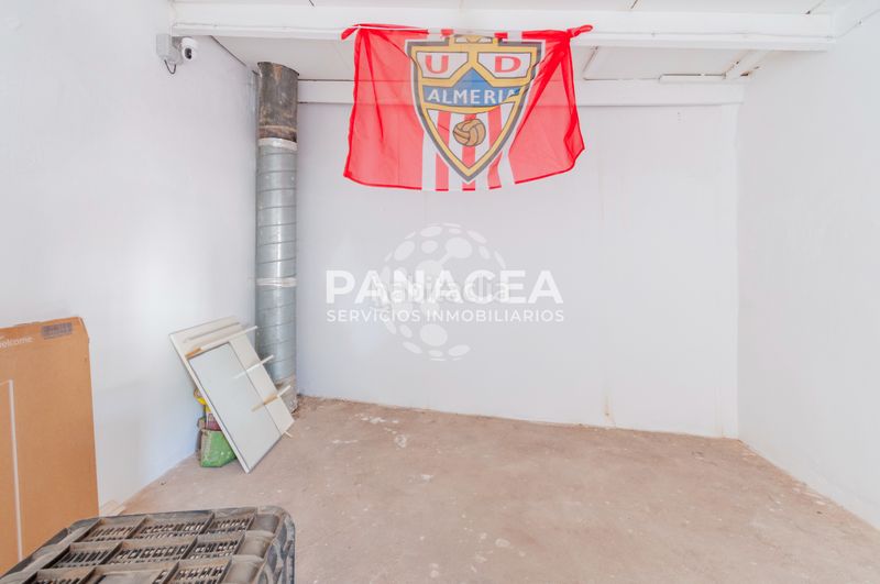 Foto f9e7df98-0626-4e13-99b7-0aa22d4ffbac. Casa adossada a Berja