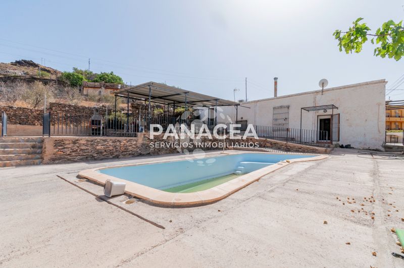 Foto c5243c50-9b6d-47bc-9266-e75656f00e39. Chalet with fireplace parking pool in Gérgal
