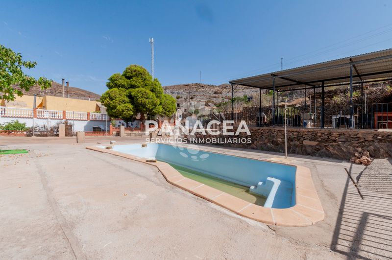 Foto ec088bd2-d88a-42ce-a43c-720215da5a37. Chalet with fireplace parking pool in Gérgal