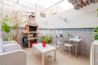 Maison jumelée à Las Cabañuelas. Chalet adosado en venta en las cabañuelas