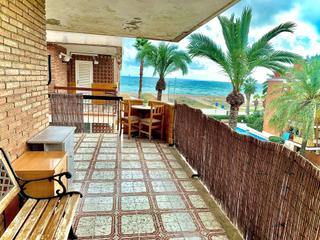 Pis a Les Botigues de Sitges. Ático en venta vistas mar, con terraza de 100m2 , a reformar