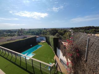 Casa en Montmar. Casa independiente con preciosa parcela ajardinada y vistas mar