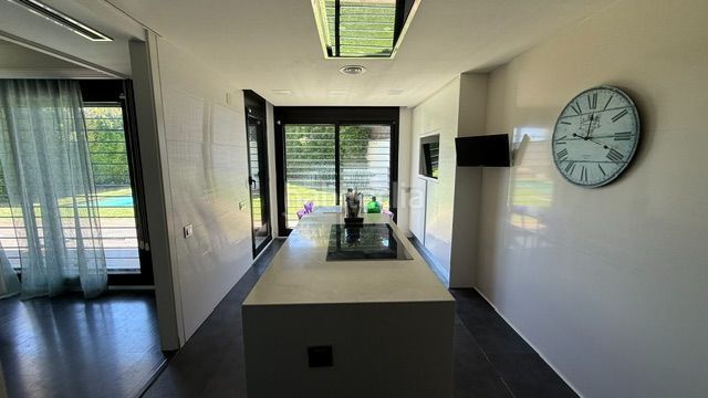 Foto 361f7844-995f-44ac-9520-50a781c84b05. Casa amb calefacció piscina a Montmar Castelldefels