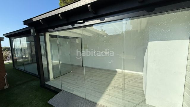 Foto 652365e8-4e3e-4f15-aced-ffd3983024a0. Casa amb calefacció piscina a Montmar Castelldefels