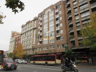 Aparcament cotxe a Gran Via. Plaza de garaje en vara de rey