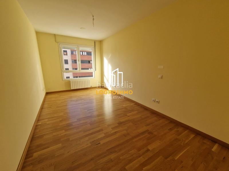 Foto dfc453b4-b45b-4915-8d0d-d88038b10a0c. Piso  en venta en Los Lirios, en Los Lirios Logroño