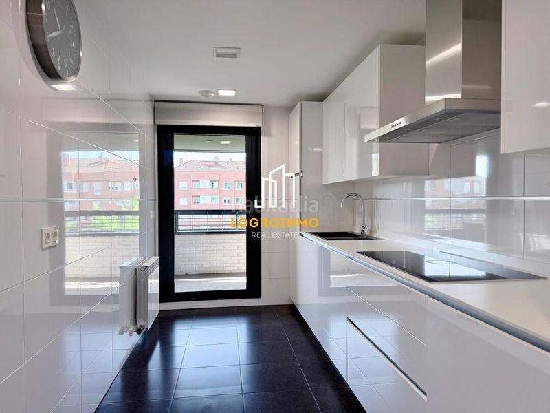 Foto 0d19b620-ba17-46ef-bd5d-e6d23f8a2bb6. Flat with heating parking pool in Cascajos - Piqueras Logroño