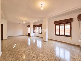 Pis  Calle mayor. Venta de piso espacioso en la uni�n