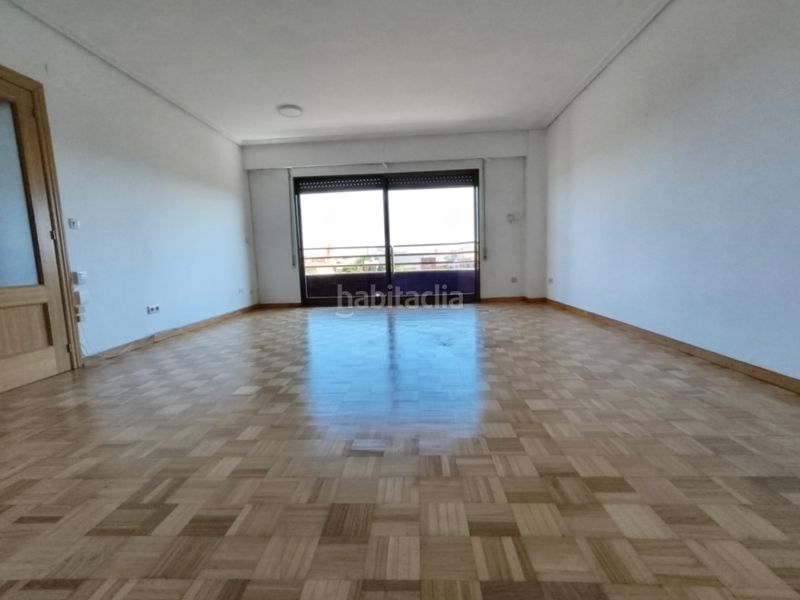 Foto e375733f-bbc1-4f7a-9da8-866b58748001. Rent flat with parking in Marxalenes Valencia