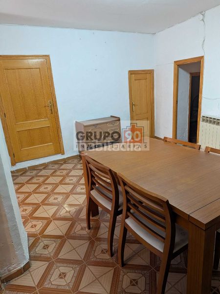 Foto 225150f8-6d6c-4b94-ada7-7e407d65e9d7. Casa aparellada a Requena