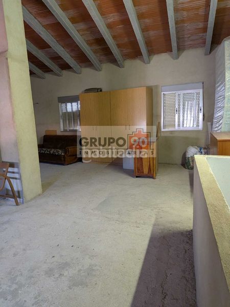 Foto 5944b2ef-54a4-4183-b5cd-ee545fd999bc. Casa aparellada a Requena