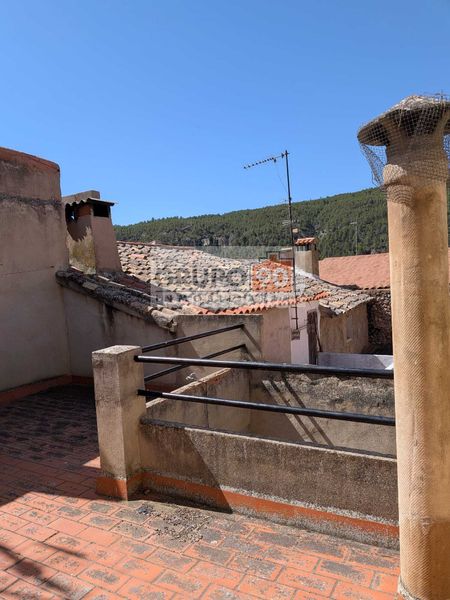 Foto ab04fe0f-6065-4abd-9e84-e0604002134f. Casa aparellada a Requena