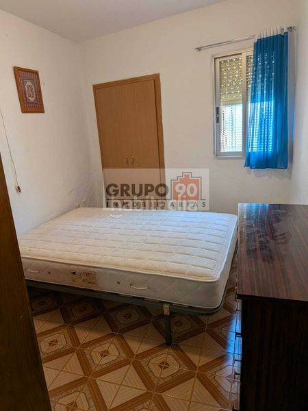 Foto ab976fe0-5cb2-41d2-b410-c56211a6338d. Casa aparellada a Requena