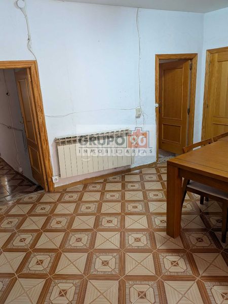 Foto bf153abe-153f-4eea-9a8e-eeba161ed0c5. Casa aparellada a Requena