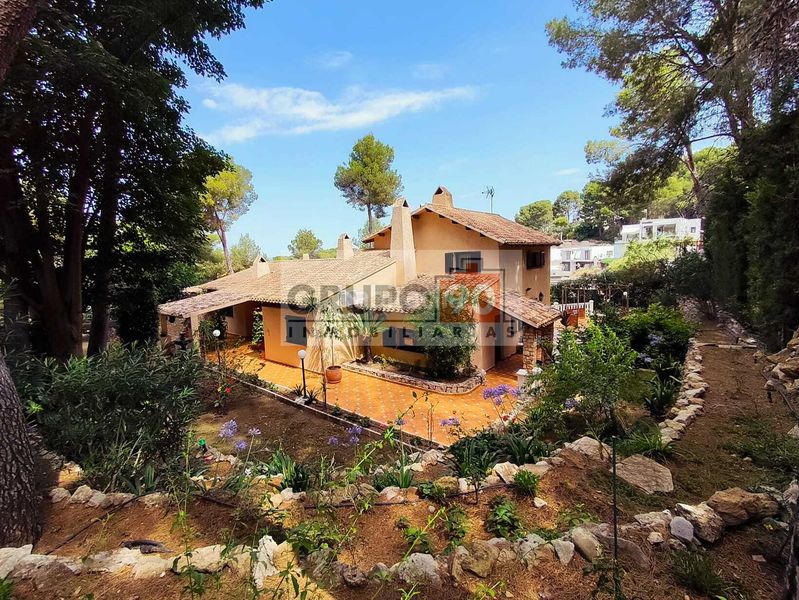 Foto d1adb496-d1c8-49ba-b368-16a6b280fdaf. Xalet amb aparcament a El Bosque Chiva